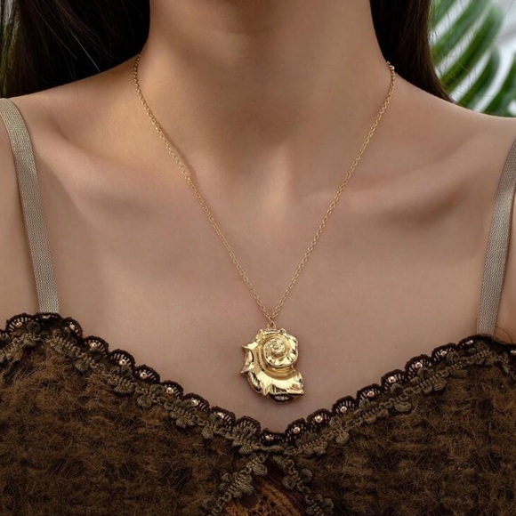 Golden Shell Necklace - Picture 3 of 7